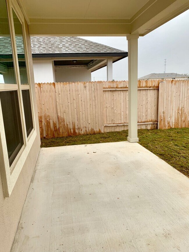 Building Photo - Single Level 4/2 Home in Highly Sought Aft...
