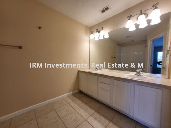 Building Photo - 3 bed 2.5 bath Townhome w 1 car garage