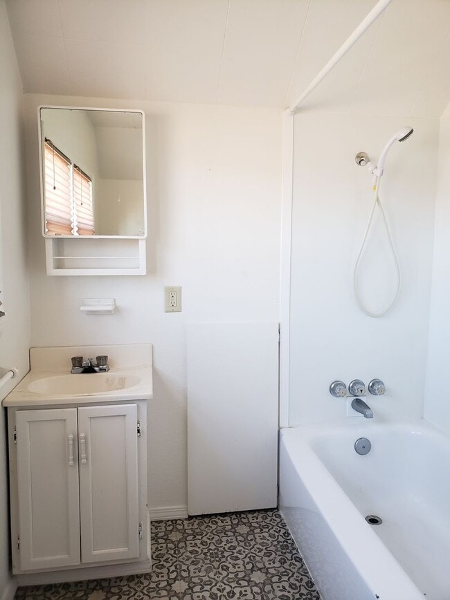 Building Photo - 2+ Bedroom, 2 bathroom Charming Home Available!