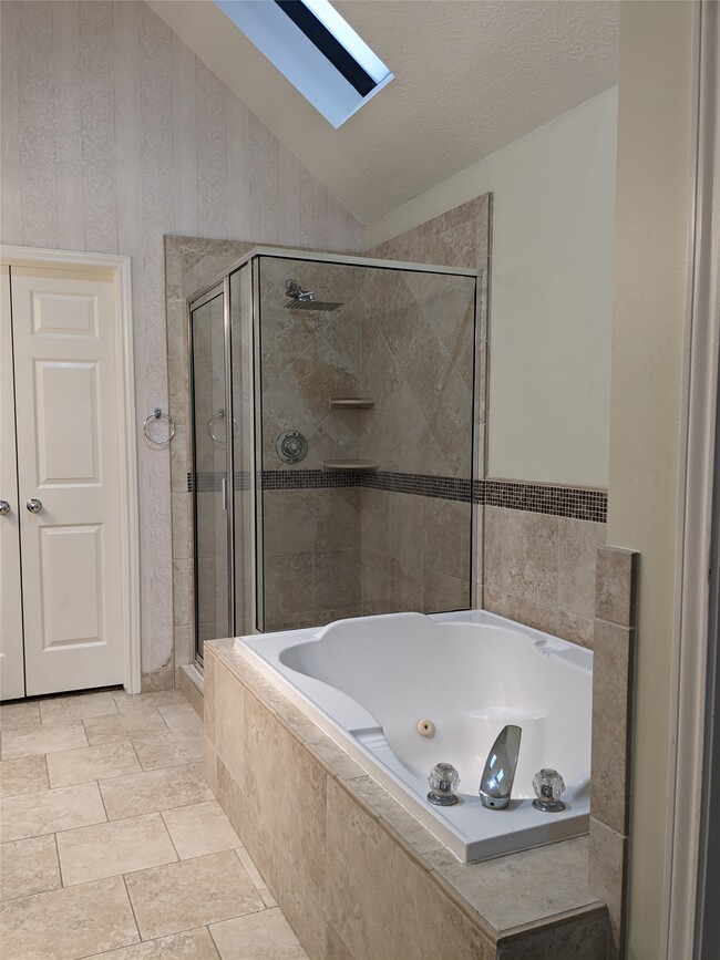 Building Photo - 635 Avery Dr