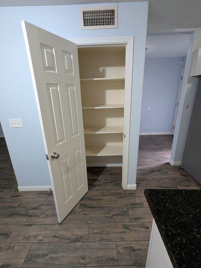 Building Photo - Unit 1006