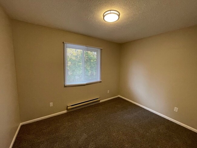 Building Photo - Three bedroom one bathroom townhouse for rent