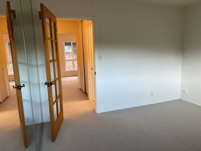 Building Photo - EPIC REA: 2 BR/1 BA Townhome w/ 1 Parking in Great Corte Madera