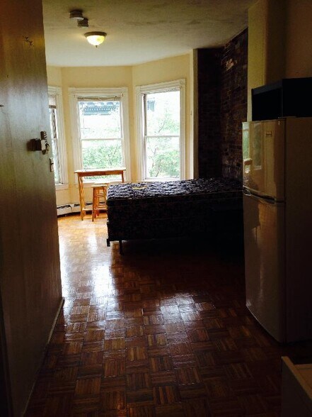 Building Photo - 40 Anderson St