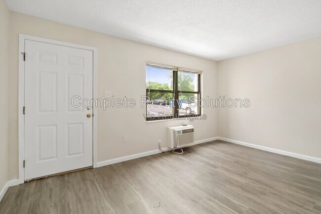 Building Photo - 790 Country Aire Ct