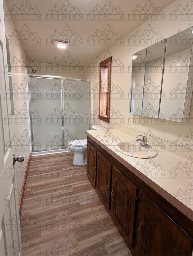 Building Photo - 3 Bedroom 2 Bathroom