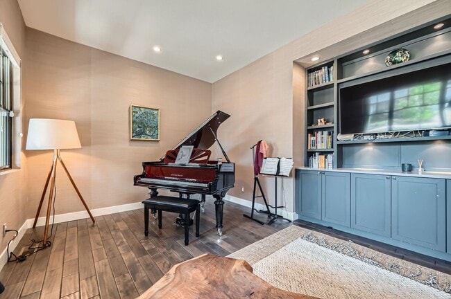 Building Photo - Refined Boulder Living - Furnished 5BDR Gem