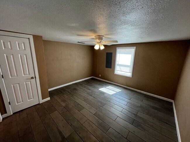 Building Photo - 2036 S Roosevelt Rd 6