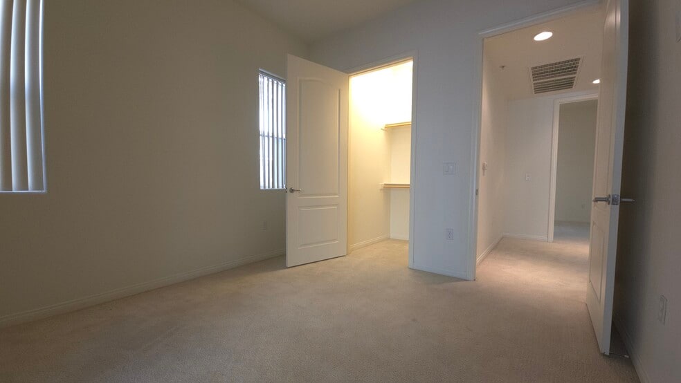 Building Photo - 26 E Serene Ave