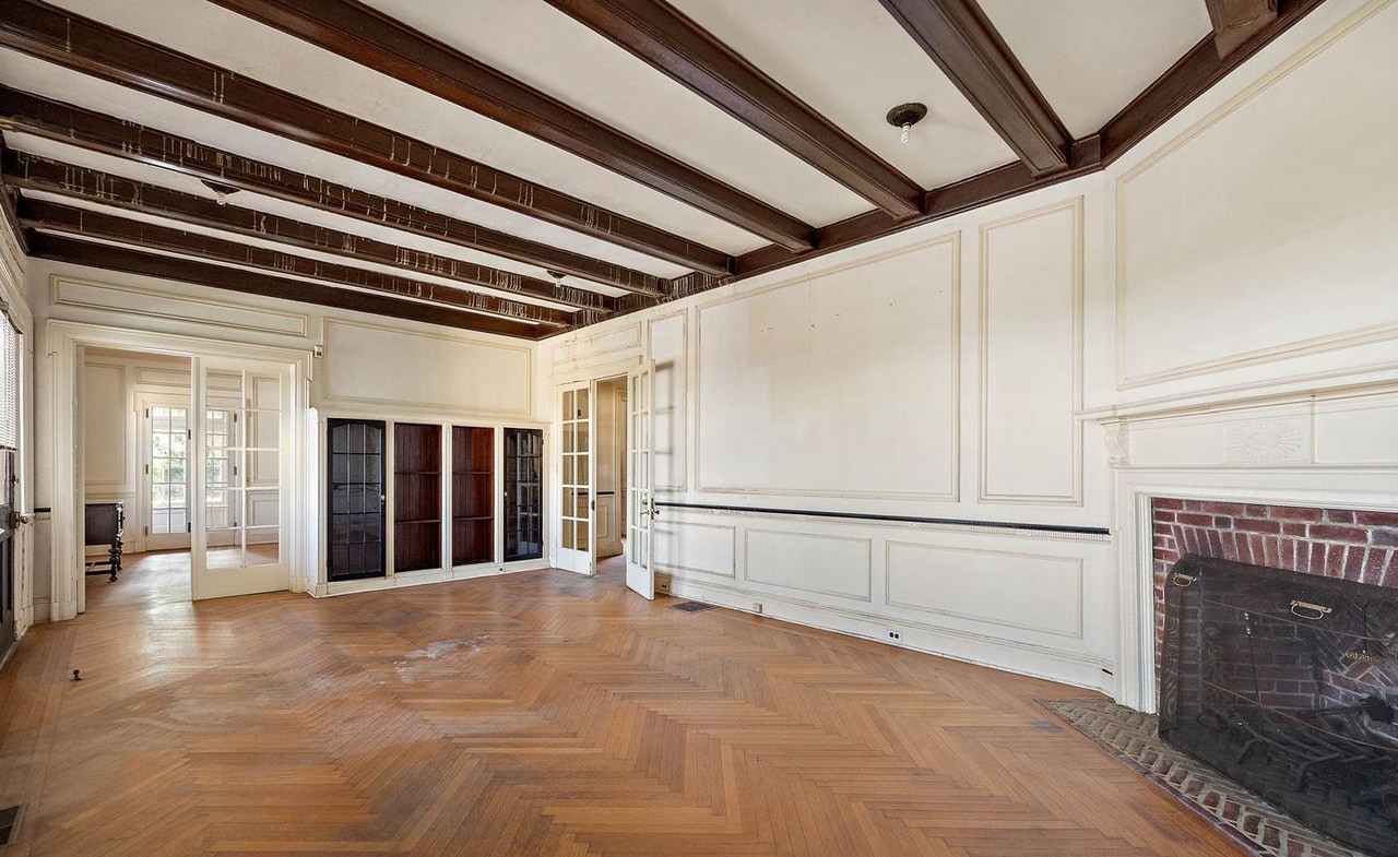 Living room - 2700 Philadelphia Pike