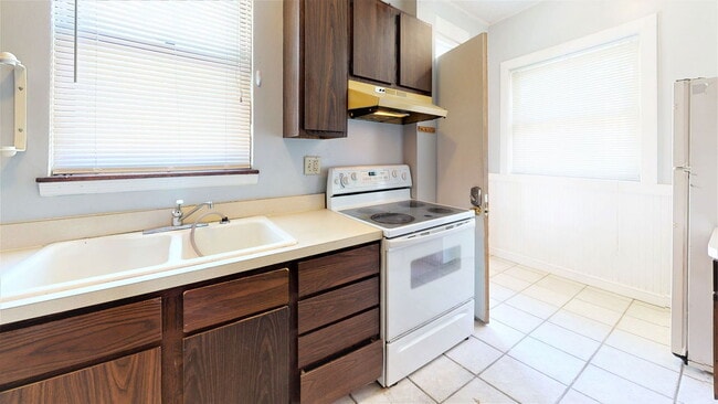 Building Photo - 288 E 13th Ave