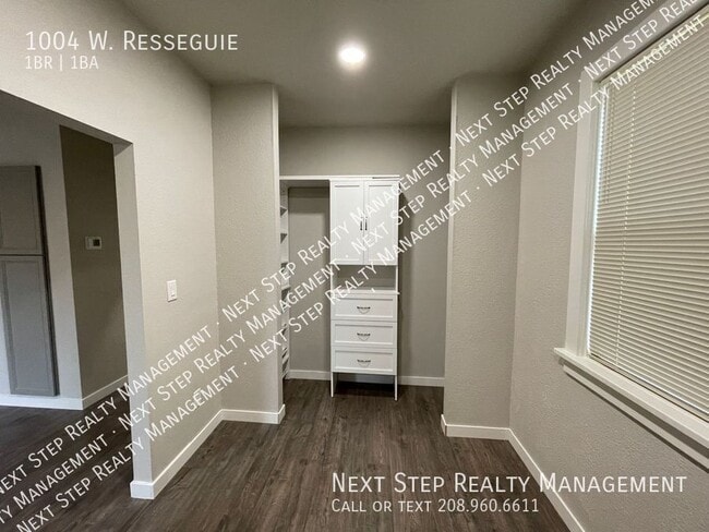 Building Photo - 1004 W. Resseguie-