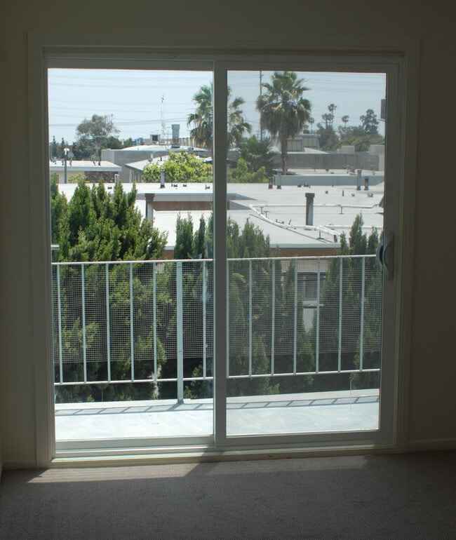 Building Photo - 5736 Lexington Ave