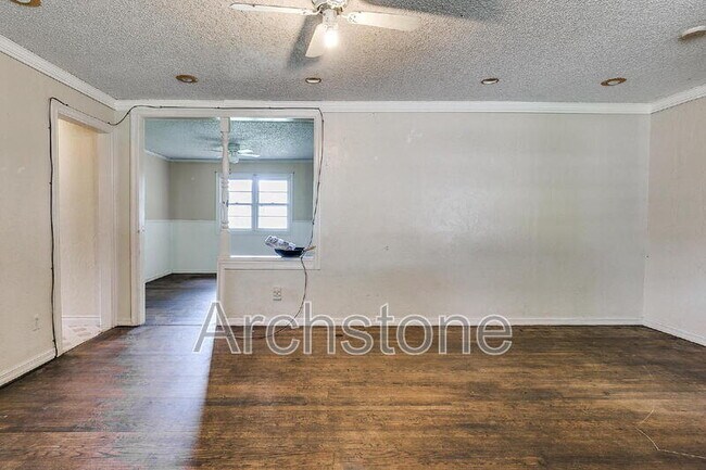 Building Photo - 724 General Senter Dr