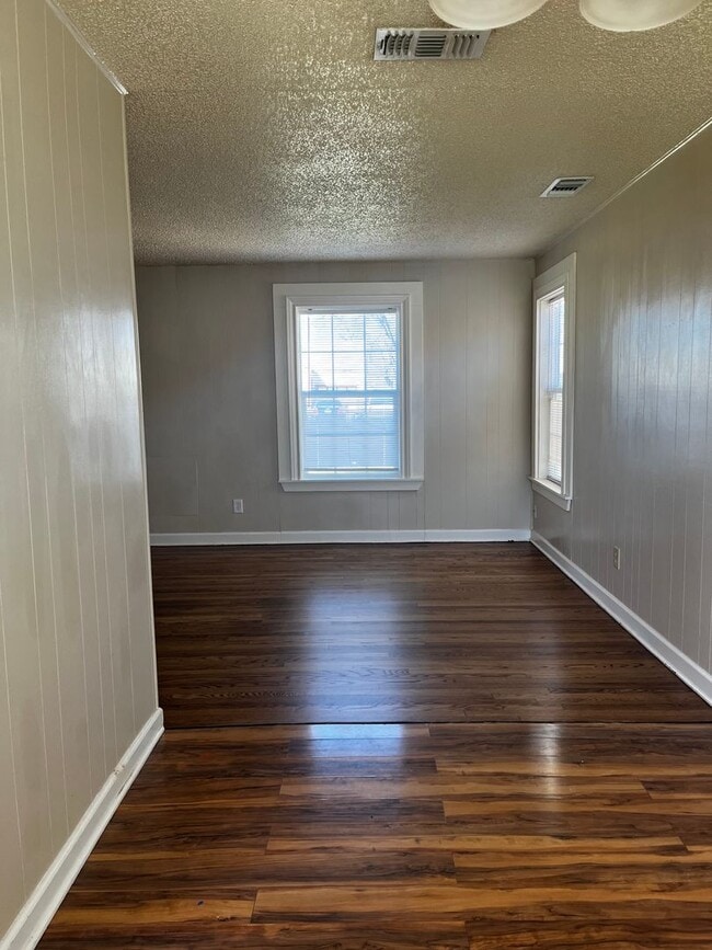 Building Photo - 3 bedroom, 1 bath, NEW hardwood floors!