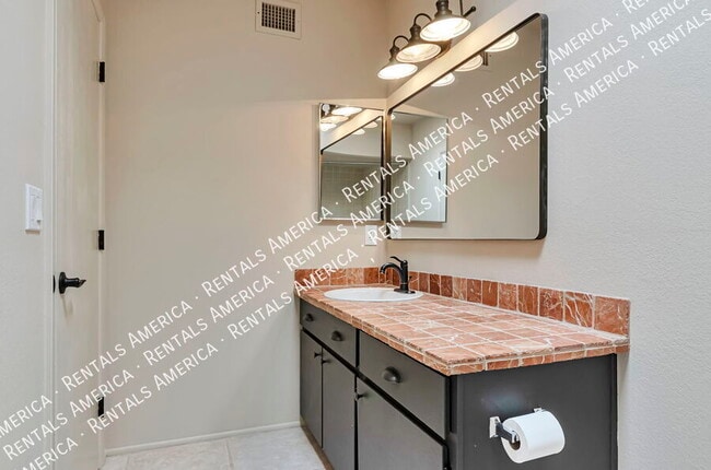 Building Photo - 5421 N Paseo de la Pereza
