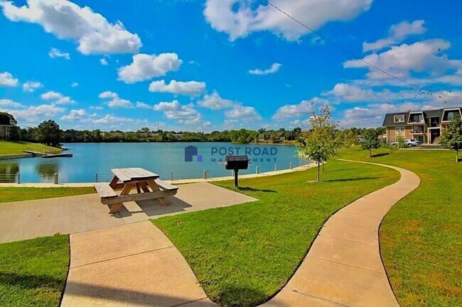 Building Photo - 2914 S Osage Ave