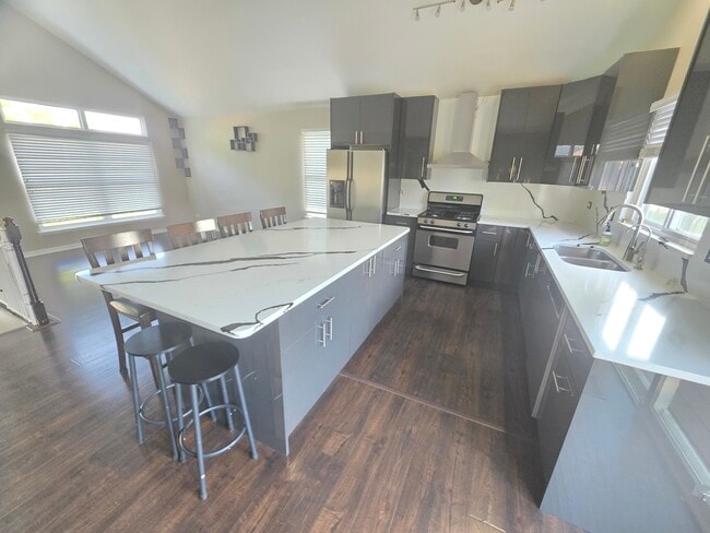 Building Photo - 302 Barton Ct