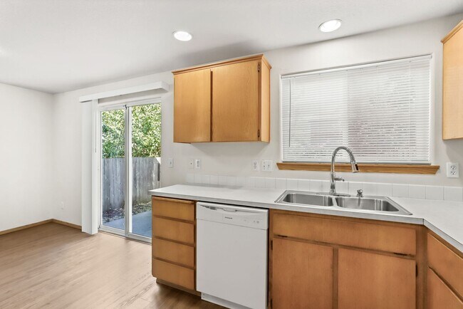 Building Photo - Updated SE Portland Townhome - Near Woodstock
