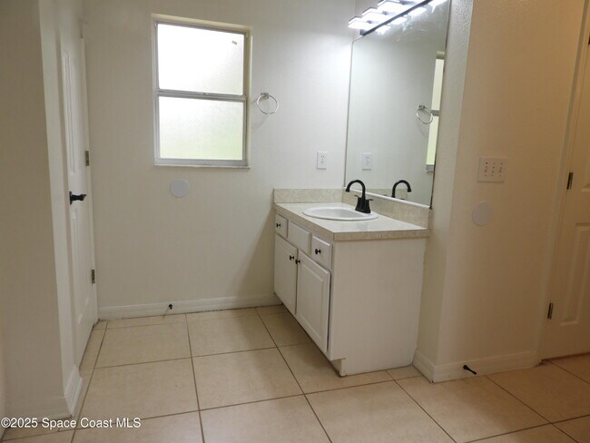 Building Photo - 450 Santa Martia St SW