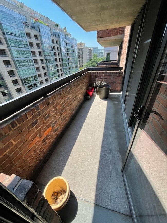 Building Photo - 2 bedroom 2 bath WITH PARKING