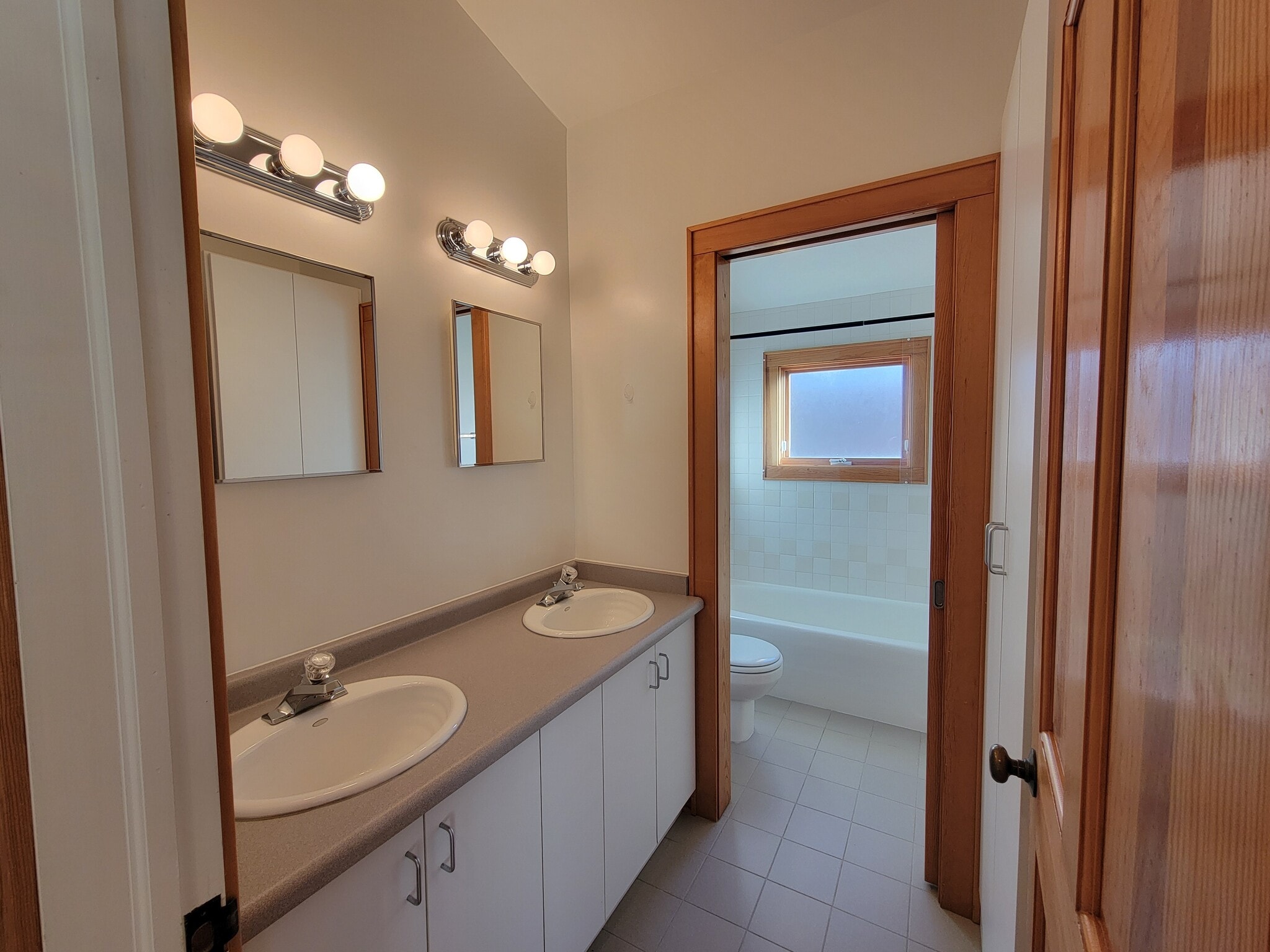 2nd floor bathroom - 2648 N Greenview Ave