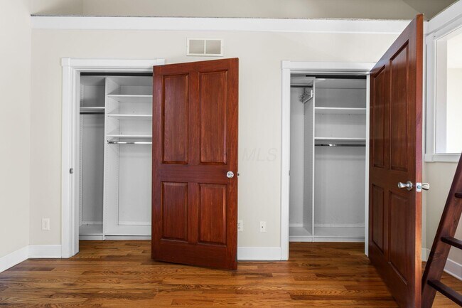 Building Photo - 975 N 6th St