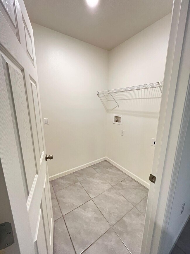 Building Photo - 1570 San Filippo Dr SE