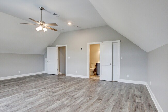 Building Photo - 127 Riverbend Dr