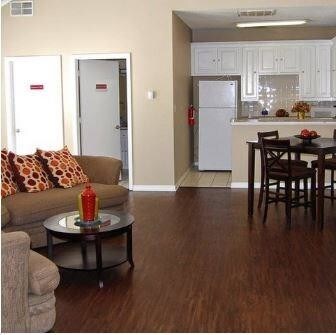 Building Photo - 1325 Tennis Dr