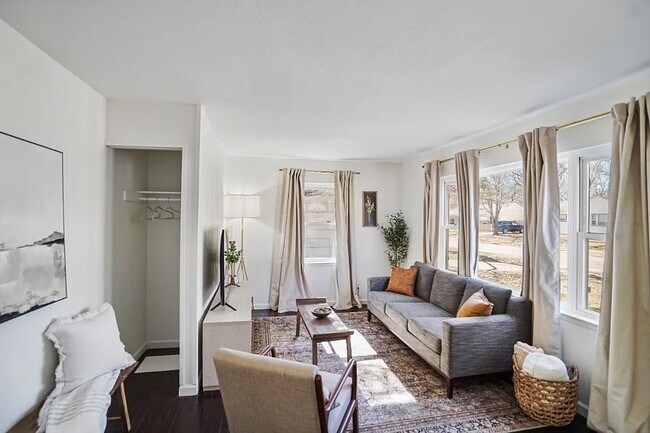 Building Photo - 2412 SW Mission Ave