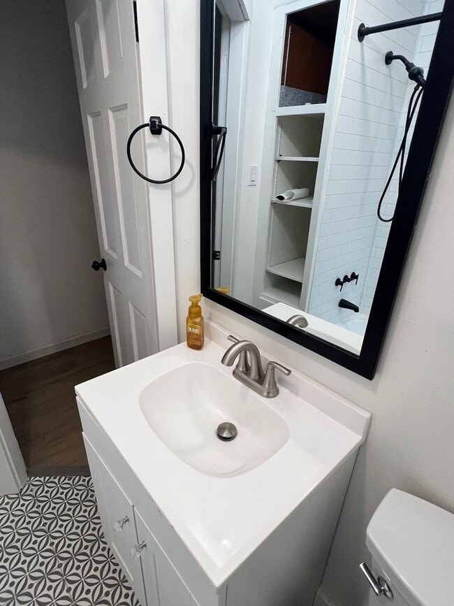 Building Photo - 5 Bedroom House