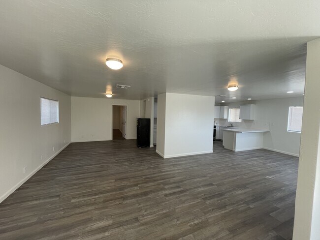 Building Photo - 620 Huskey Dr