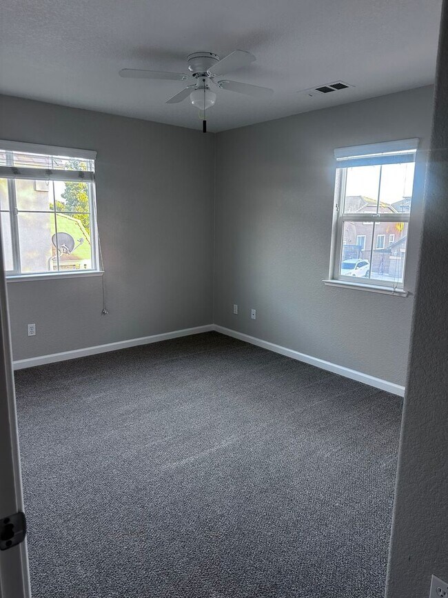 Building Photo - GORGEOUS HOME FOR RENT! NEW CARPET AND PAINT THROUGHOUT! 1 FULL BED AND BATH DOWNSTAIRS!