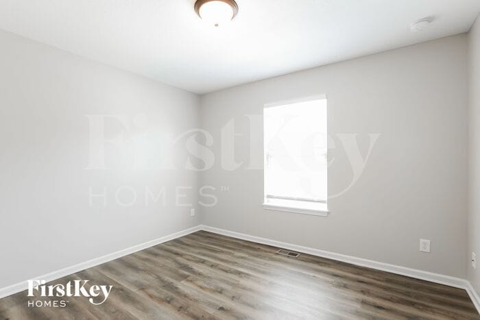 Building Photo - 10736 N Laurel Ave