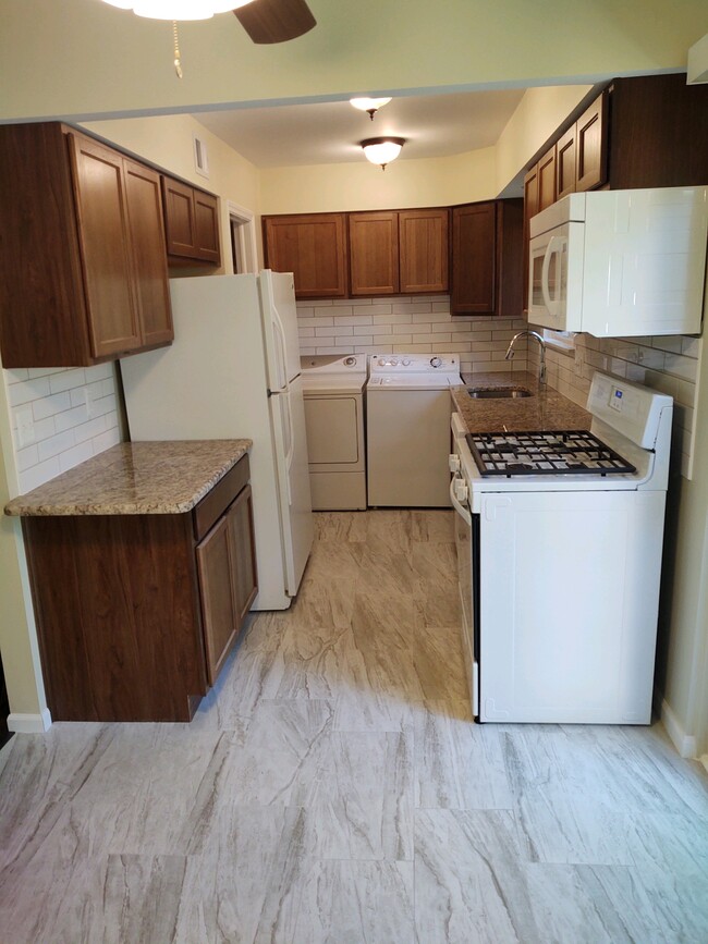 Kitchen with Granite countertops, new cabinets, ceramic tile floor - 41247 S. Woodbury Green Dr.