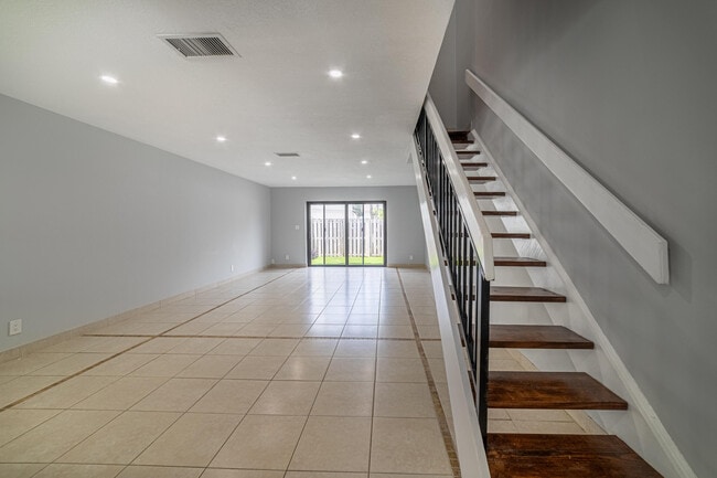 Building Photo - 2720 S Oakland Forest Dr