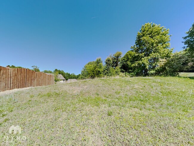 Building Photo - 1910 Sunset Village Dr