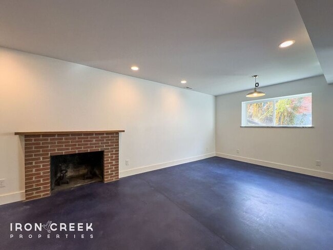 Building Photo - 12 Chateau Pl