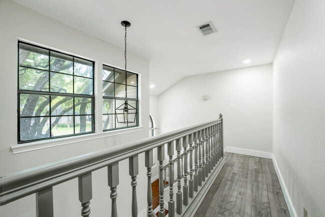 Building Photo - 903 Oaklands Dr