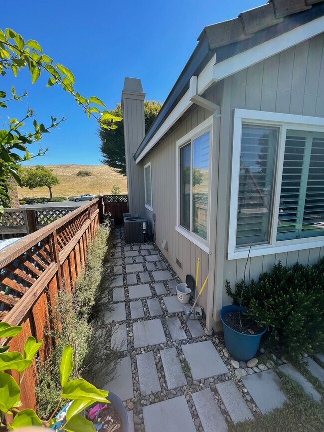 Building Photo - $6,950 - Canyon Lakes Luxury 4BR – Designer Upgrades, Wine Bar & Best Views in San Ramon
