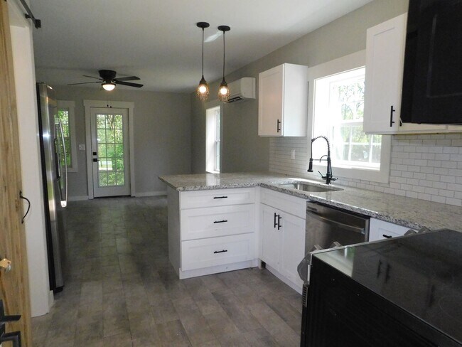 Primary Photo - Newly Renovated 2 bed 1 bath cottage