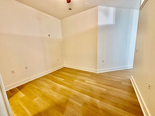 Building Photo - MOVE IN NOW OCTOBER RENT FREE - 1 Bedroom ...