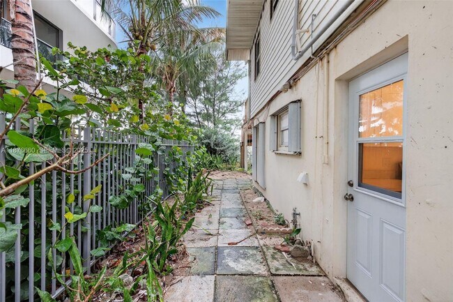 Building Photo - 820 N Ocean Blvd