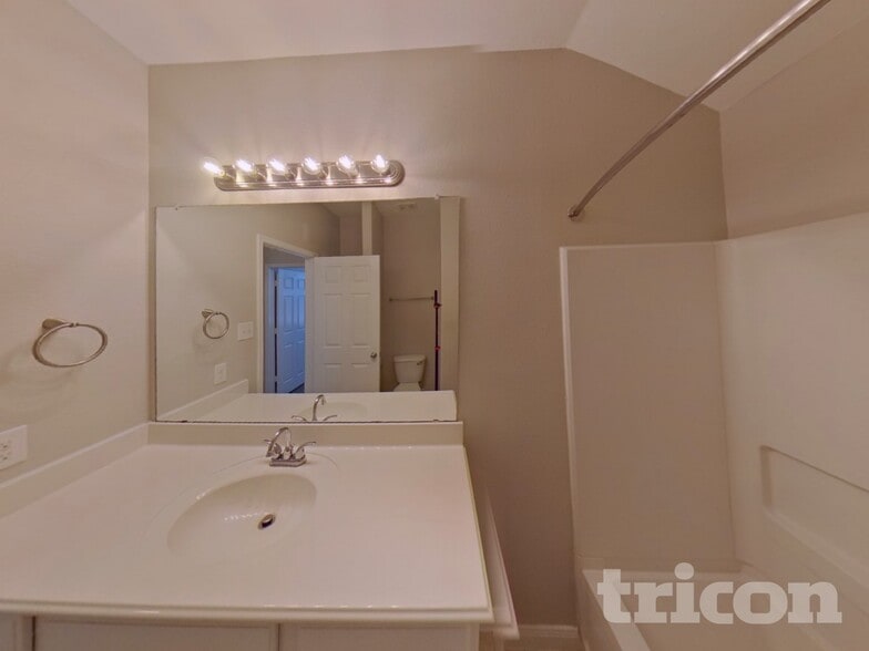 Building Photo - 825 Hawthorne Rd