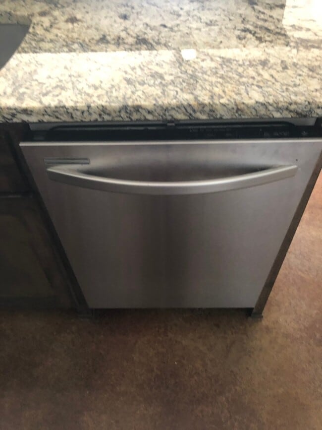 Building Photo - 3 bedroom, 2 bath DUPLEX!