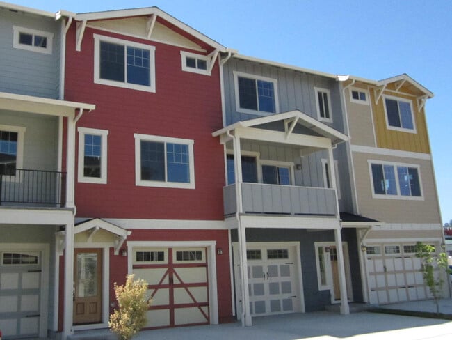 Primary Photo - Charming 3 Story Town Home for Rent