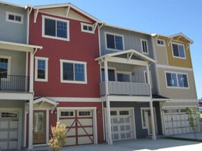 Building Photo - Charming 3 Story Town Home for Rent
