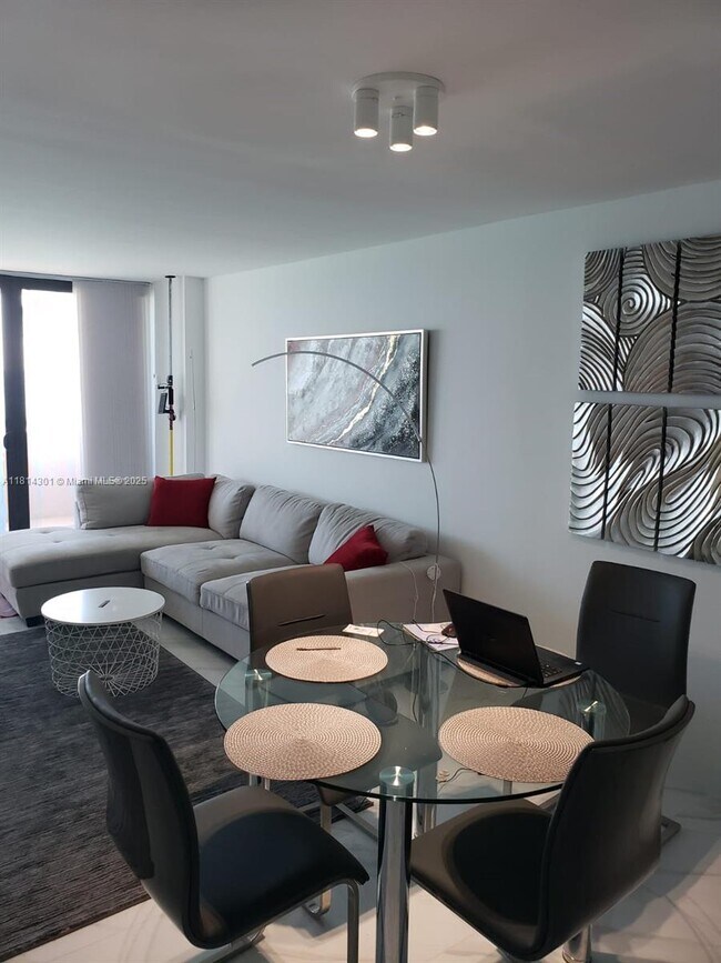 Building Photo - 2555 Collins Ave