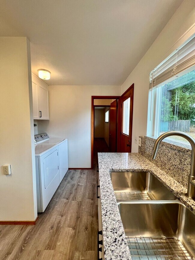 Building Photo - Updated 3BD w/ Outbuildings & Shop - Water included
